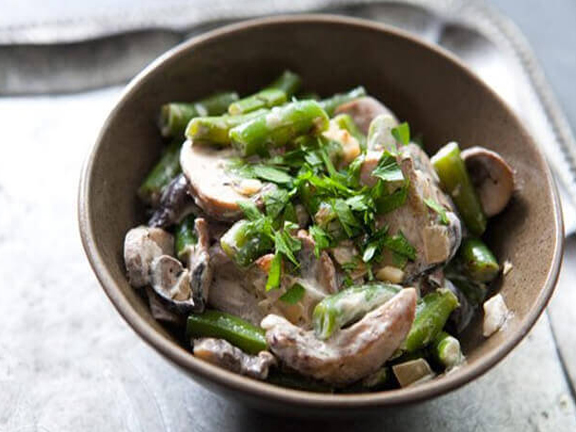 CREAMY GREEN BEANS WITH MUSHROOMS