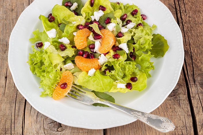 HEALTHY SALAD WITH POMEGRANATE AND TANGERINE