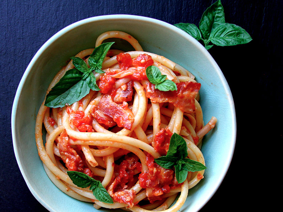 PASTA WITH TOMATO SAUCE