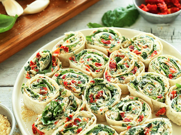 ROLL WITH COTTAGE CHEESE, SPINACH AND TOMATOES - Snacks