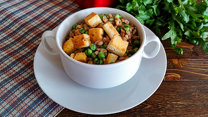 SPELT PORRIDGE WITH TOFU AND GREEN POT