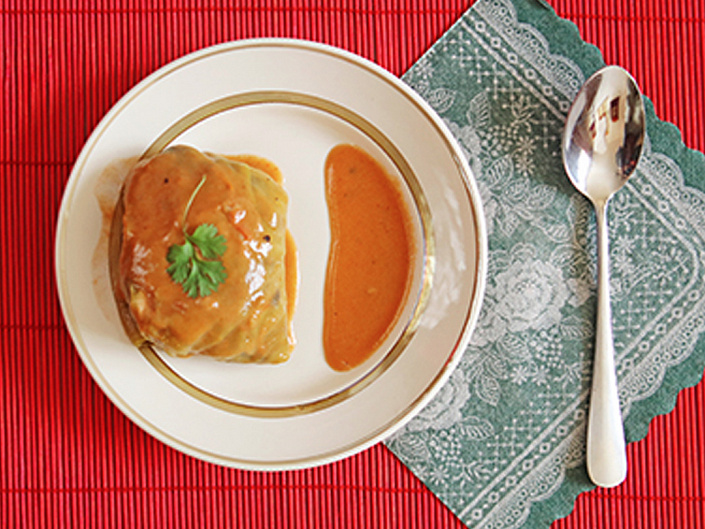 VEGETARIAN STUFFED CABBAGE ROLLS WITH RICE AND MUSHROOMS